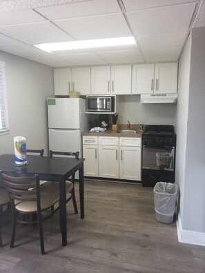 ดีลักซ์สตูดิโอ, ระเบียง, ริมทะเล | โต๊ะทำงาน, พื้นที่ทำงานแบบใช้แล็ปท็อป, เตารีด/โต๊ะรีดผ้า, Wi-Fi ฟรี