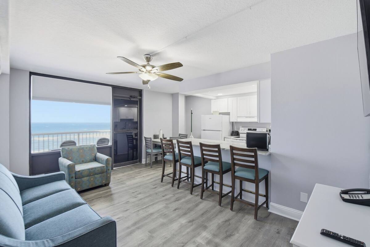 Condo Premium | Área de sala de estar | Televisión de pantalla plana, reproductor de DVD, libros y videoteca