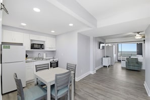 Refrigerador con freezer, microondas, placa de cocina, cafetera/tetera