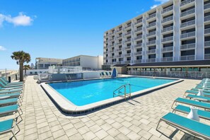 Outdoor pool - The Maverick Resort (Ormond Beach)
