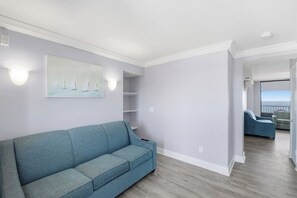 Condo Premium | Área de sala de estar | Televisión de pantalla plana y reproductor de DVD 