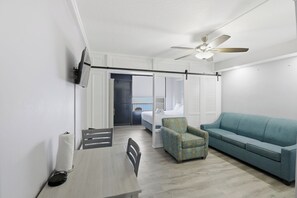 Studio, balcon, en front de plage | Coin séjour