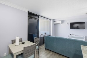 Condo | In-room dining - The Maverick Resort (Ormond Beach)
