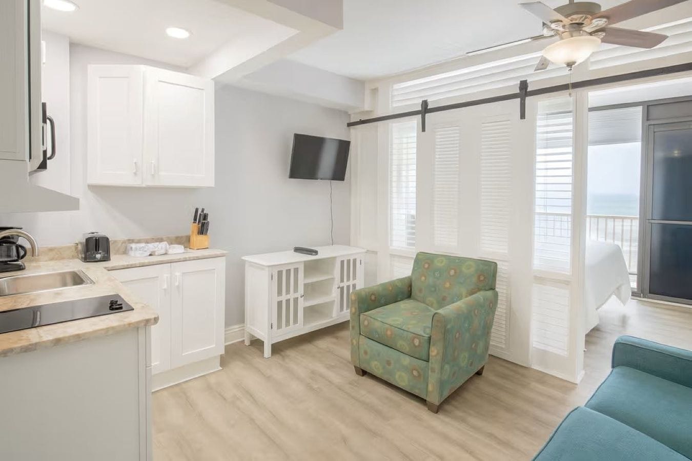 Studio, balcon, en front de mer | Coin séjour | Télévision à écran plat, lecteur de DVD