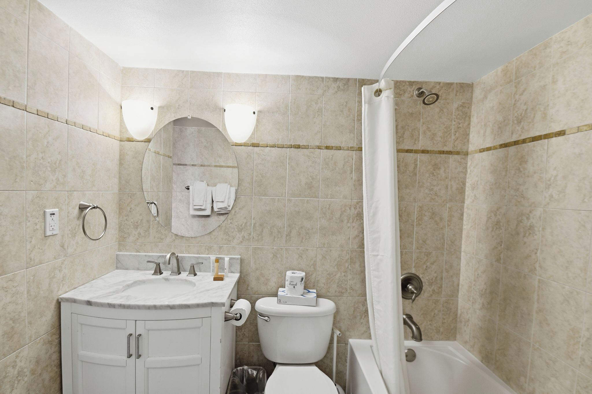 Ein Badezimmer mit Waschbecken, Toilette und Badewanne.