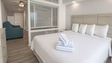 Studio, Balkon, Meerseite | Schreibtisch, laptopgeeigneter Arbeitsplatz, Bügeleisen/Bügelbrett