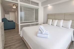 Studio, Balcony, Oceanfront | Meja, ruang kerja komputer riba, seterika/papan seterika, Wi-fi percuma 