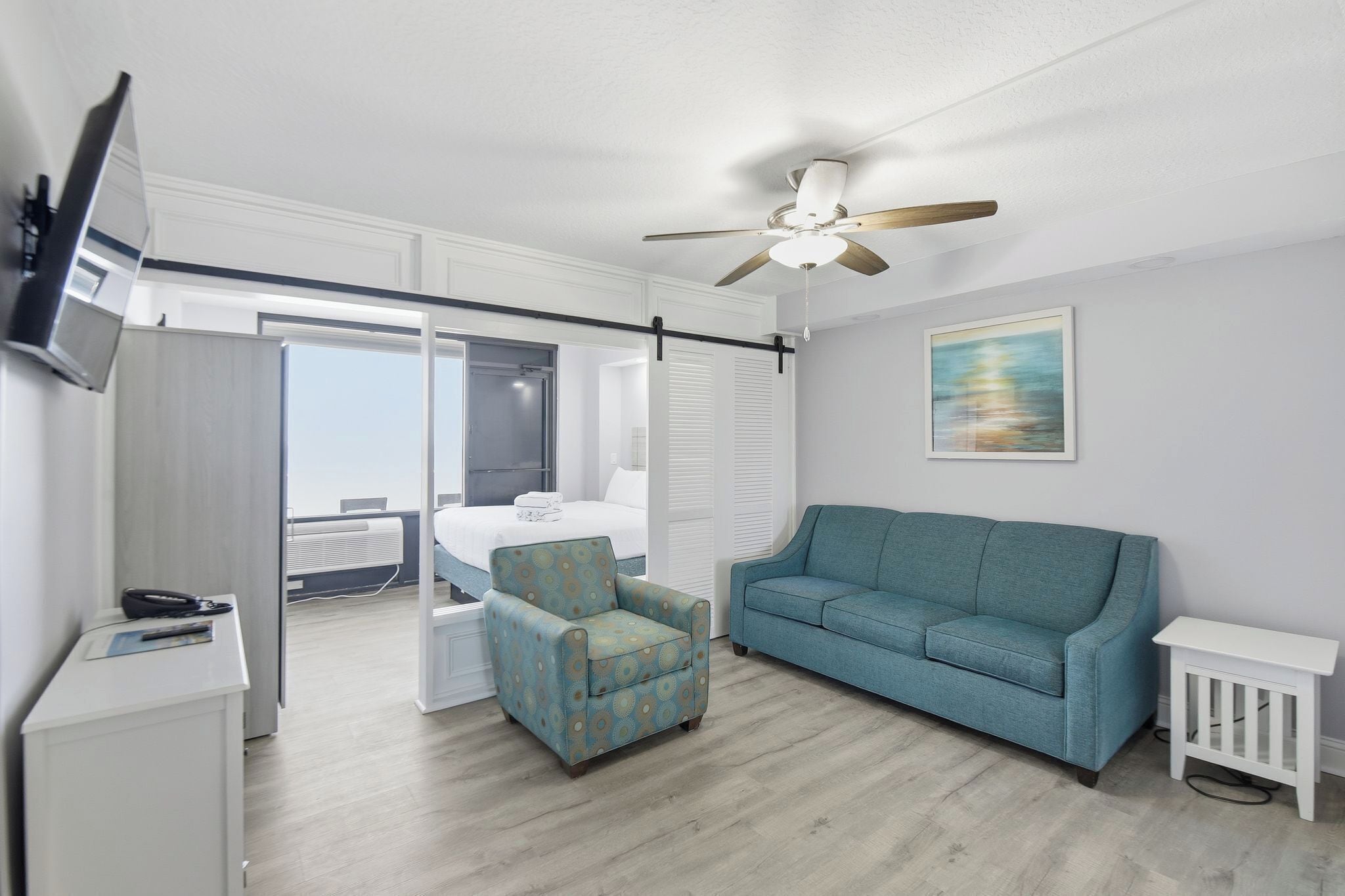 Estudio Deluxe, frente al mar | Zona de estar | Una televisión de pantalla plana, un reproductor de DVD