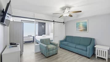 Estudio Deluxe, frente al mar | Zona de estar | Una televisión de pantalla plana, un reproductor de DVD