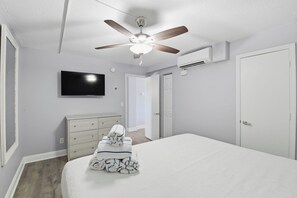 Condo Premium | Escritorio y espacio para trabajar con laptop 