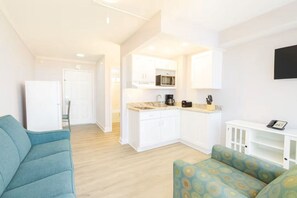 Studio - balkong - vid havet | Eget kök | Stort kylskåp, mikrovågsugn, spishäll och kaffe- och tebryggare