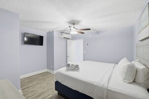 Escritorio y espacio para trabajar con laptop 