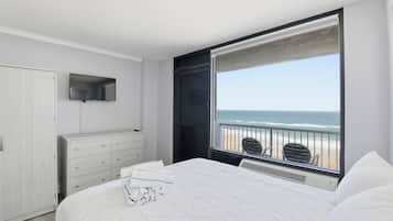 Studio, balkong, ved strandkanten | Skrivebord, skrivebord for bærbar PC og strykejern/-brett