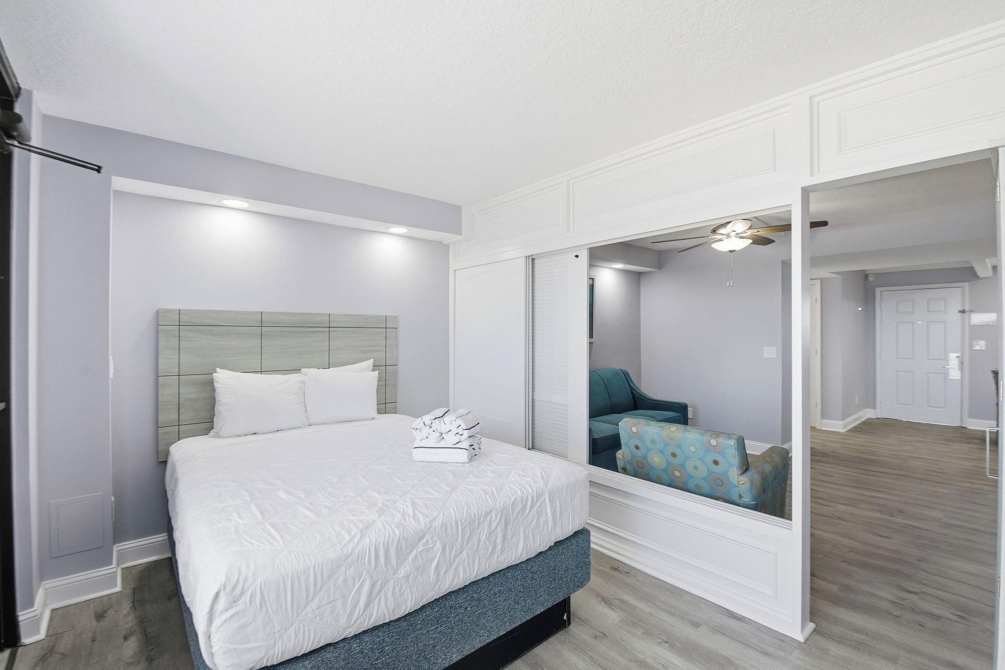 Studio – deluxe, balkong, ved havkanten | Skrivebord, skrivebord for bærbar PC og strykejern/-brett