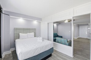 Deluxe Studio, Balcony, Oceanfront - The Maverick Resort (Ormond Beach)