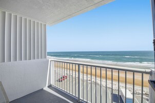 Un balcón con vista a la playa y al océano.