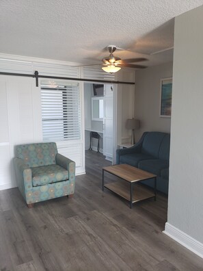 สตูดิโอ, ระเบียง, ริมทะเล | โต๊ะทำงาน, พื้นที่ทำงานแบบใช้แล็ปท็อป, เตารีด/โต๊ะรีดผ้า, Wi-Fi ฟรี