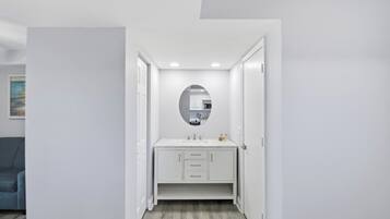 Studio – deluxe, ved havkanten | Bad | Kombinert dusj/badekar, toalettartikler (inkludert) og hårføner