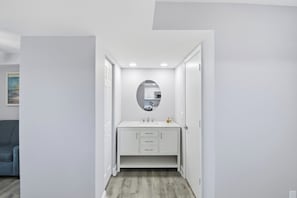 Deluxe Studio, Oceanfront | Bathroom