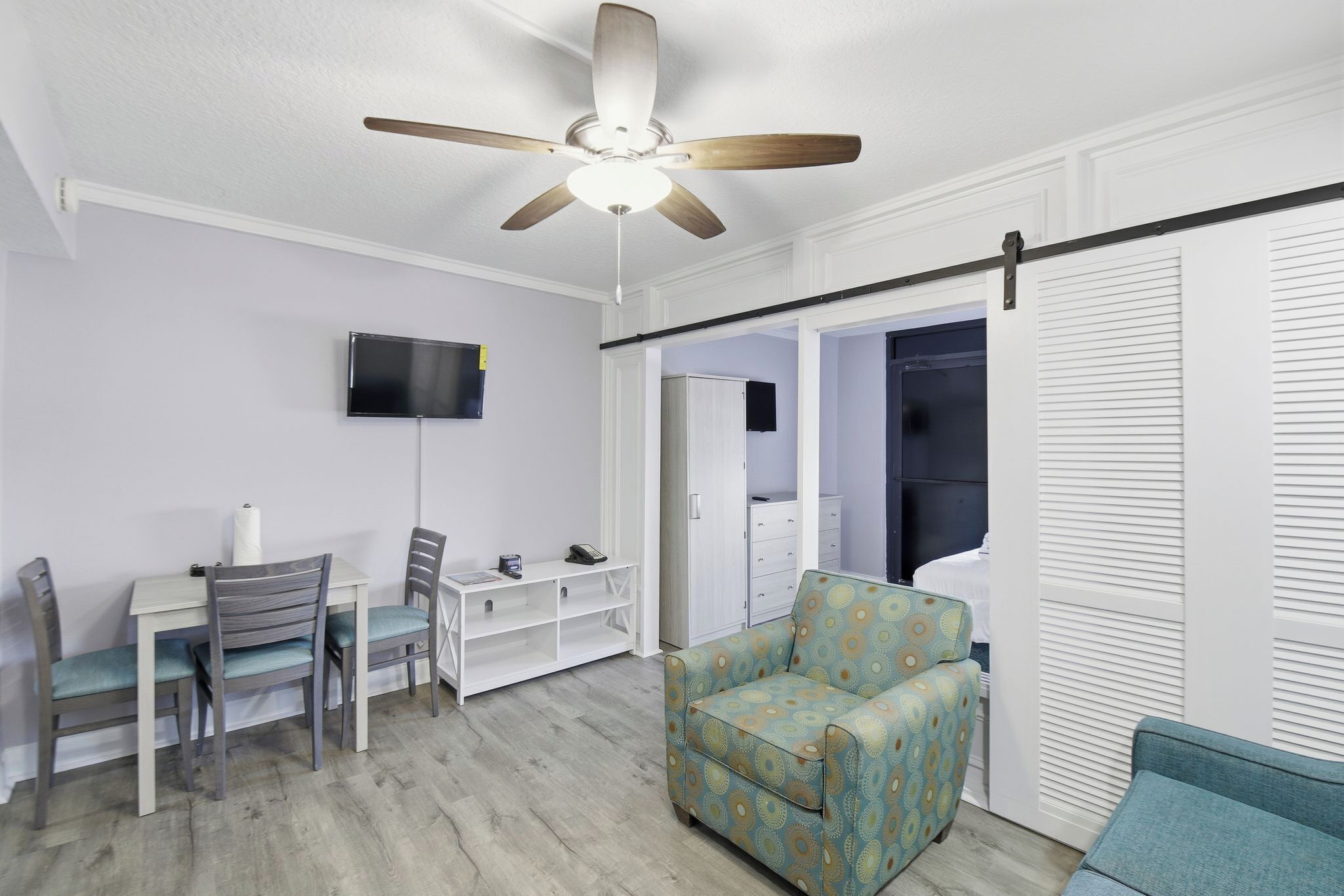 Studio - balkong - mot vattnet | Vardagsrum | Platt-tv och dvd-spelare