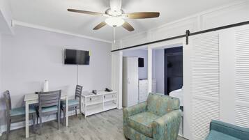 Studio - balkong - mot vattnet | Vardagsrum | Platt-tv och dvd-spelare