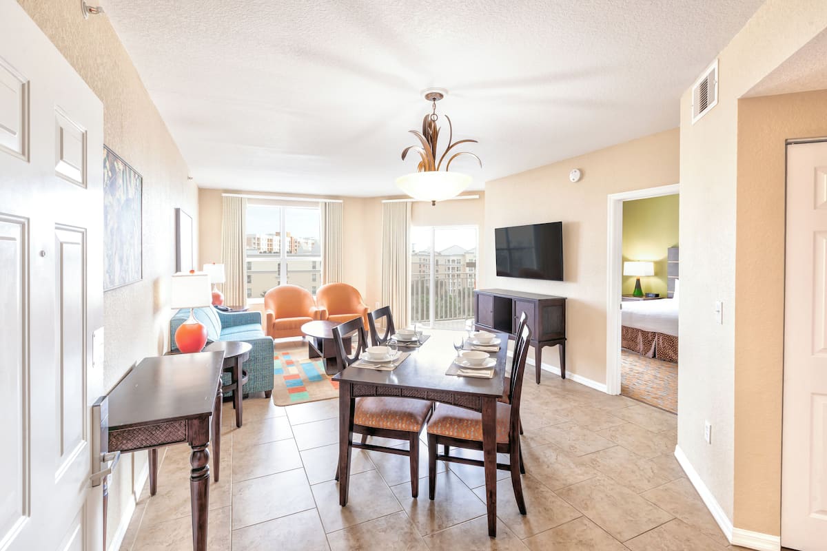 Deluxe King Suite, Kitchenette | Dining room