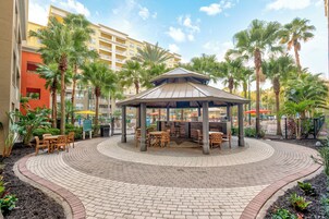 7 室外游泳池，池畔遮阳伞，日 光浴躺椅