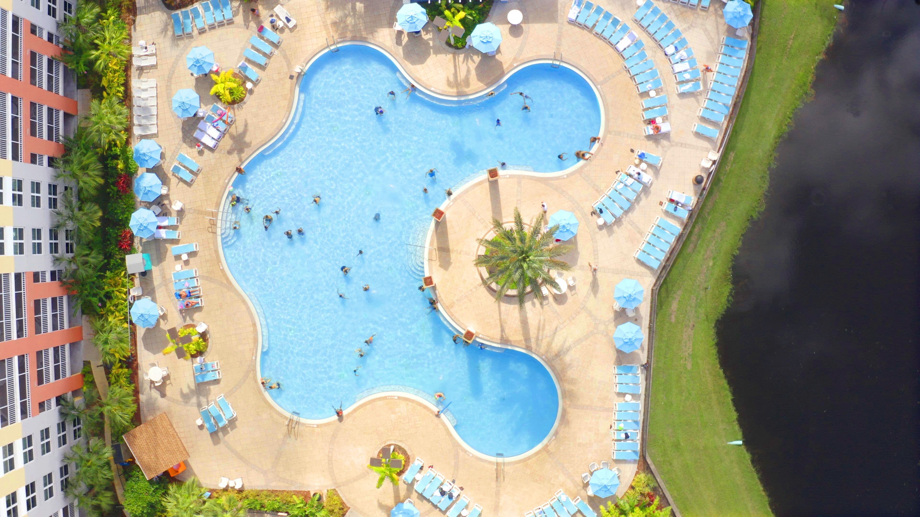 7 piscines extérieures, parasols, chaises longues