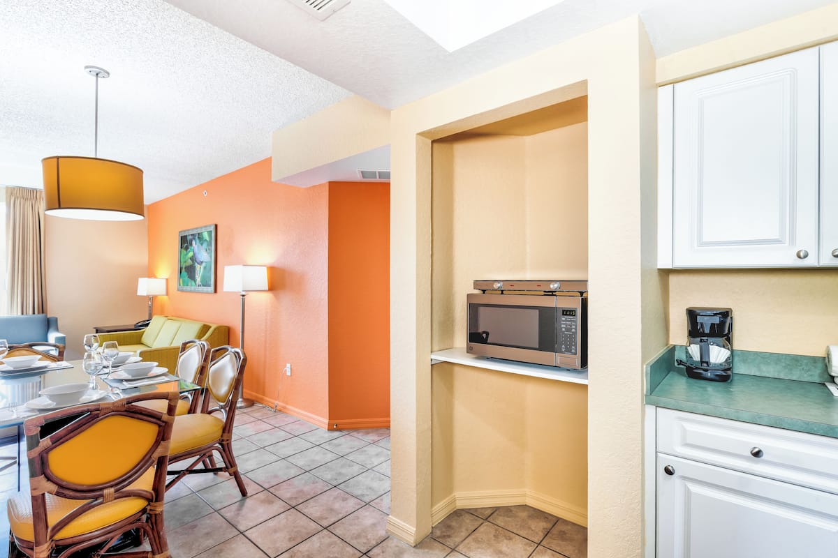 Coffee/tea maker, full-size fridge, microwave, stovetop