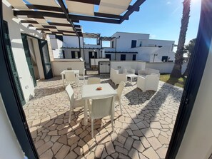 Condo, 2 habitaciones, balcón | Caja de seguridad en la habitación, muebles diferentes y escritorio 