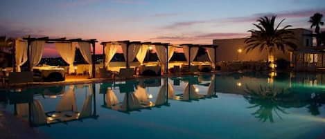 季節限定屋外プール、営業時間 9:00 ~ 19:00、プール パラソル、サンラウンジャー