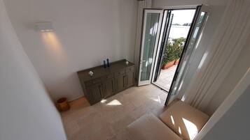 Una cucina moderna con forno integrato e una porta scorrevole in vetro che dà su un balcone.