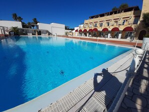 Caja fuerte, mobiliario individual, escritorio y cortinas opacas