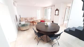 Appartamento Premium, 2 camere da letto, vista mare | Area soggiorno | TV