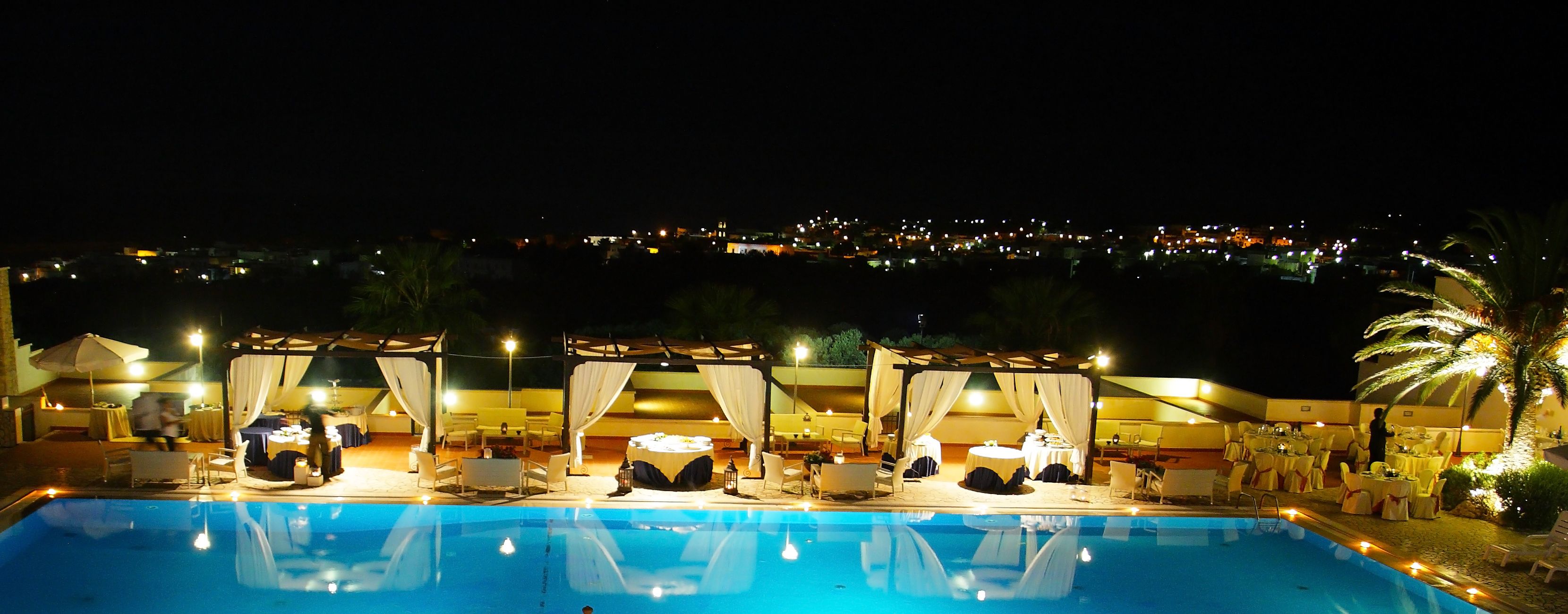 Una piscina al aire libre de temporada (de 09:00 a 19:00), sombrillas