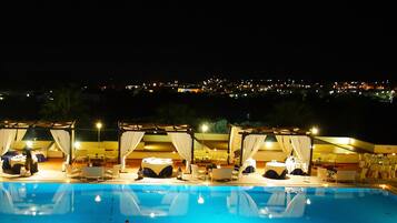 Una piscina al aire libre de temporada (de 09:00 a 19:00), sombrillas