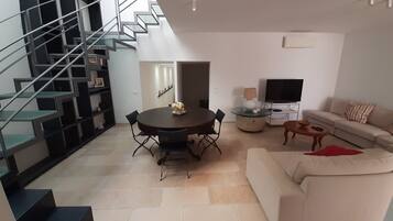 Appartamento Premium, 2 camere da letto, vista mare | Area soggiorno | TV