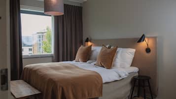 Dobbeltrom – deluxe | Skrivebord, blendingsgardiner, strykejern/-brett og sengetøy