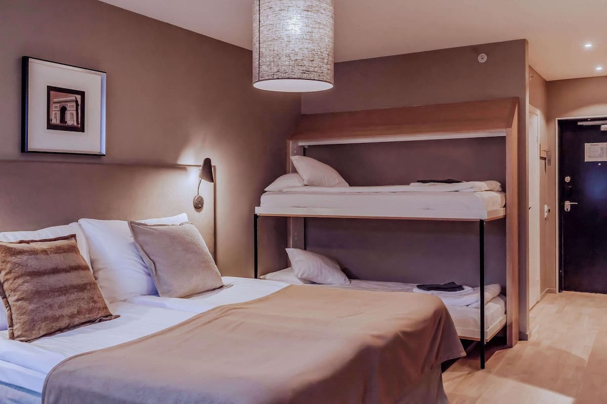 Escritorio, cortinas blackout y tabla de planchar con plancha