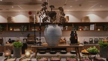 Café da manhã completo grátis todos os dias