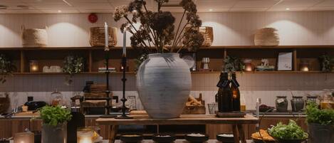 TĂ€gliches inbegriffenes groĂes FrĂŒhstĂŒck