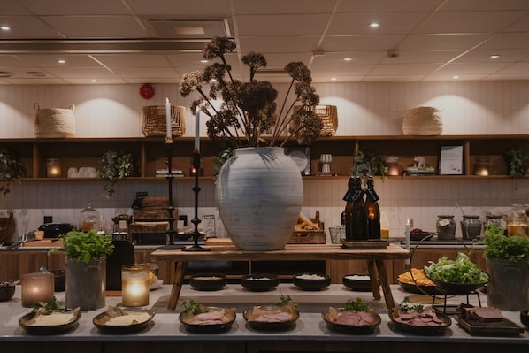 Sudah termasuk sarapan lengkap setiap hari