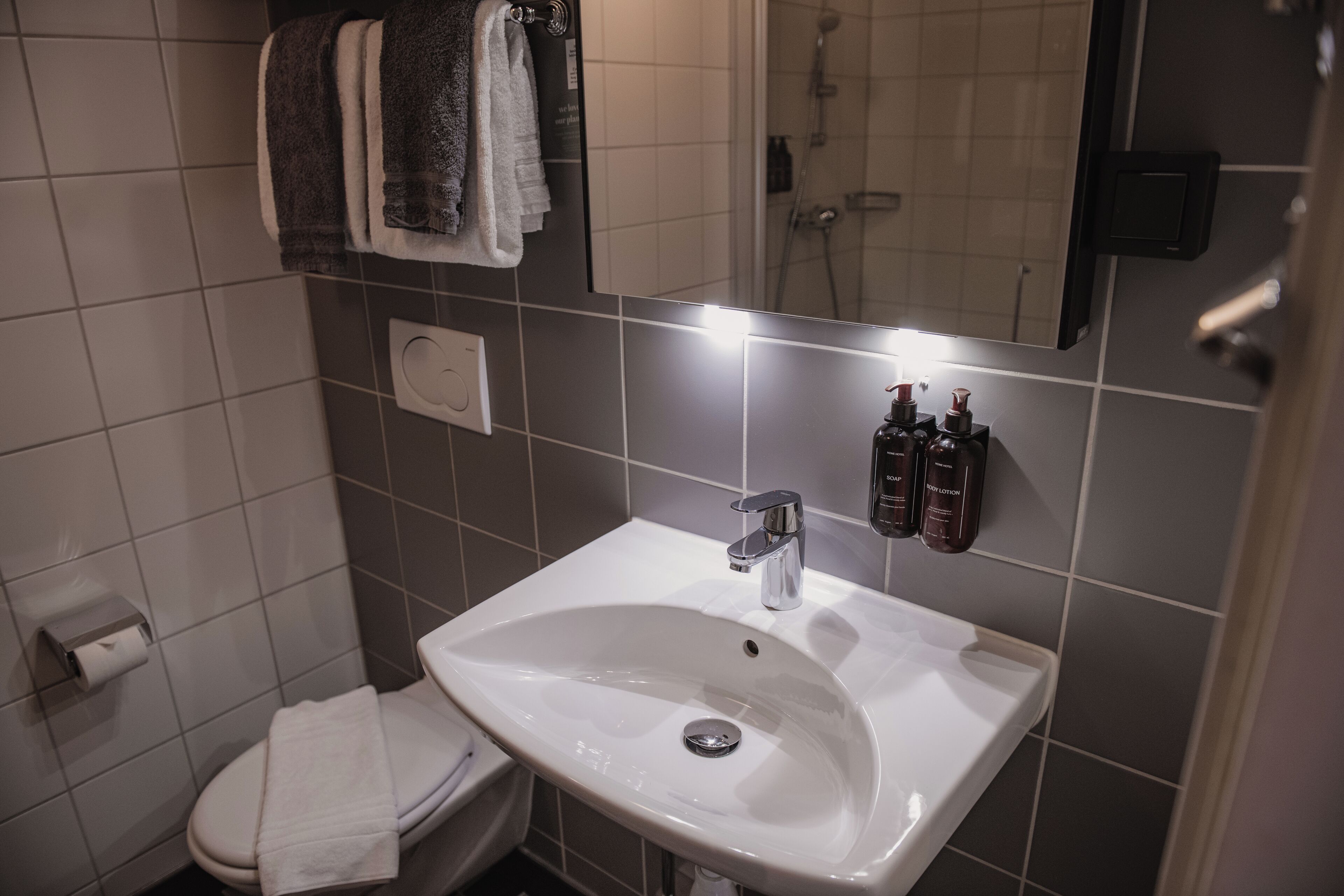 suite, non smoking | bathroom | shower, hair dryer, towels, shampoo