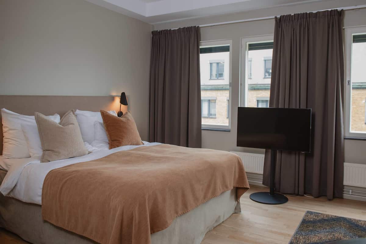 Bureau, rideaux occultants, fer et planche à repasser, draps fournis