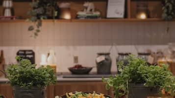 Petit déjeuner complet compris tous les jours