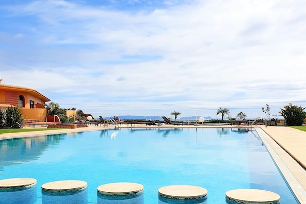 Piscina interna, piscina externa, guarda-sóis, espreguiçadeiras