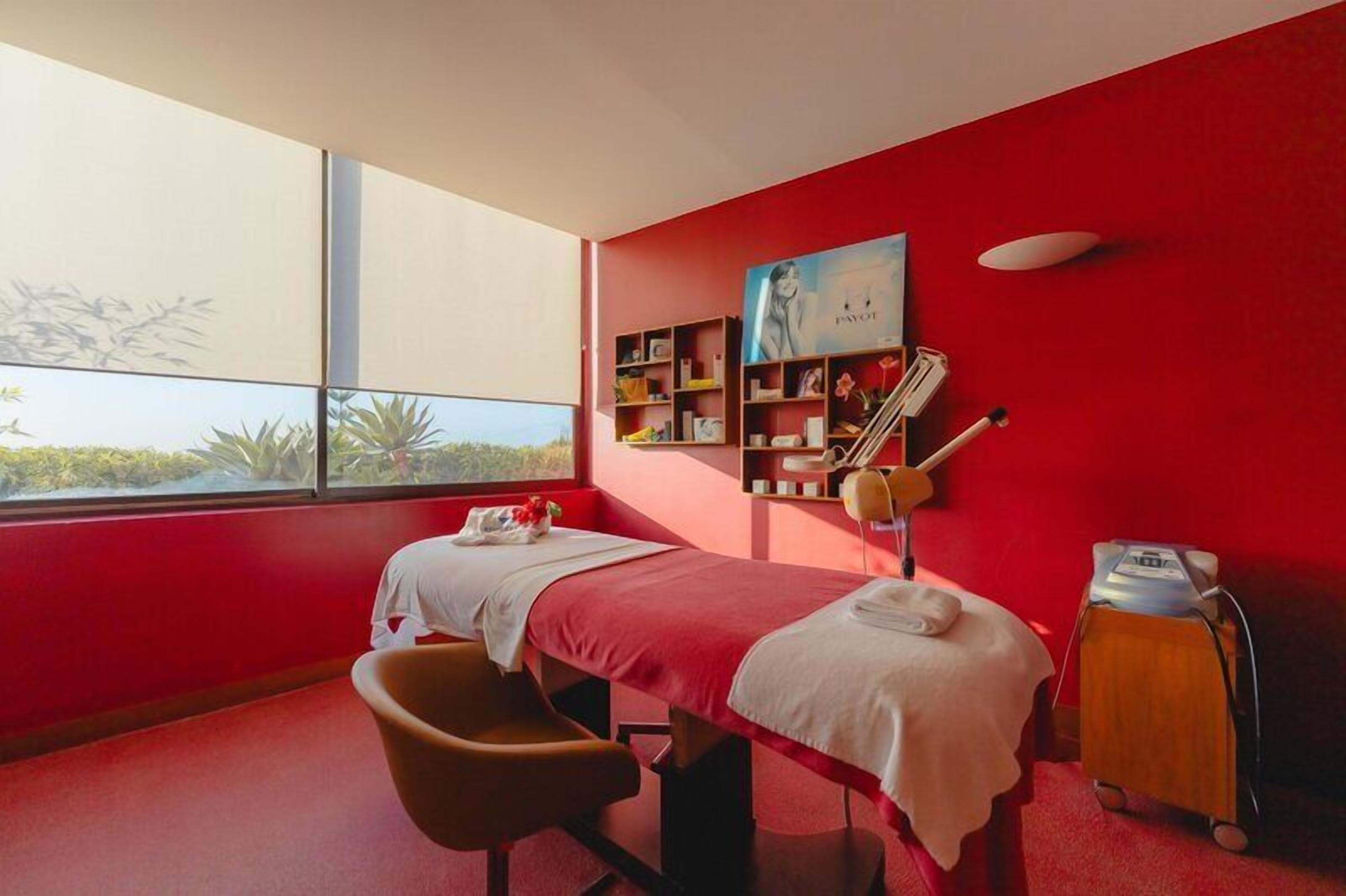 Couples treatment room(s), sauna, hot tub, steam room