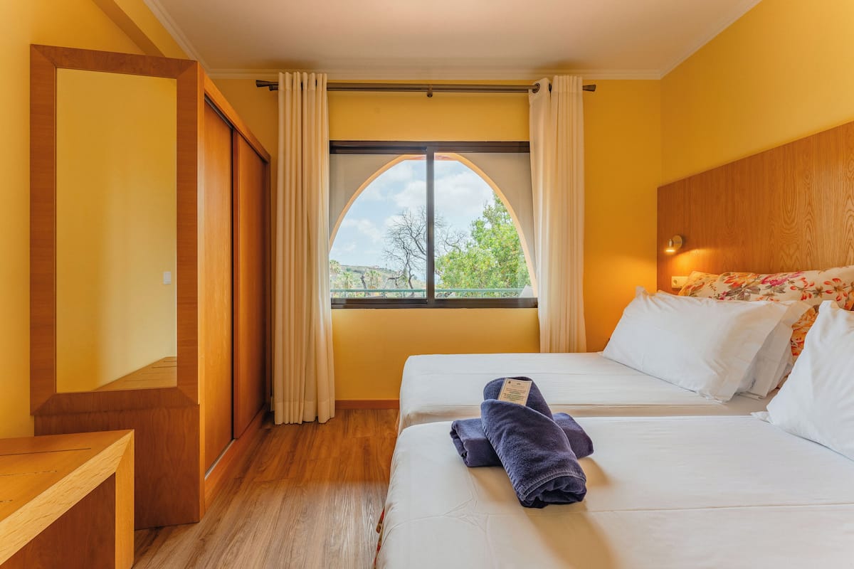 高級寢具、免費 Wi-Fi、床單