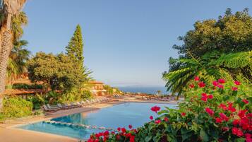 Piscine couverte, piscine extérieure, parasols de plage, chaises longues