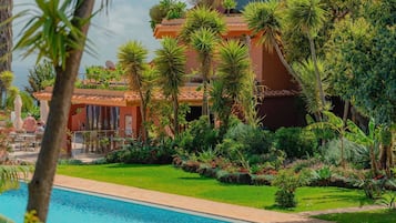 Inomhuspool, utomhuspool, parasoller och solstolar